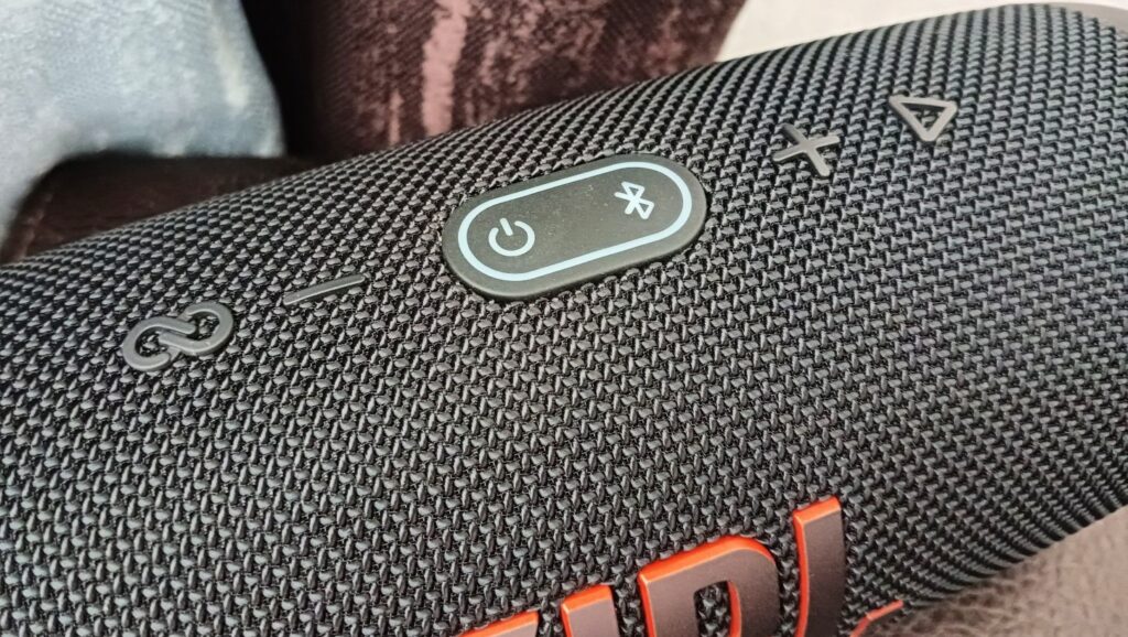 управление JBL Charge 5