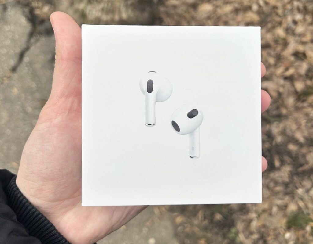 упаковка Apple AirPods 3