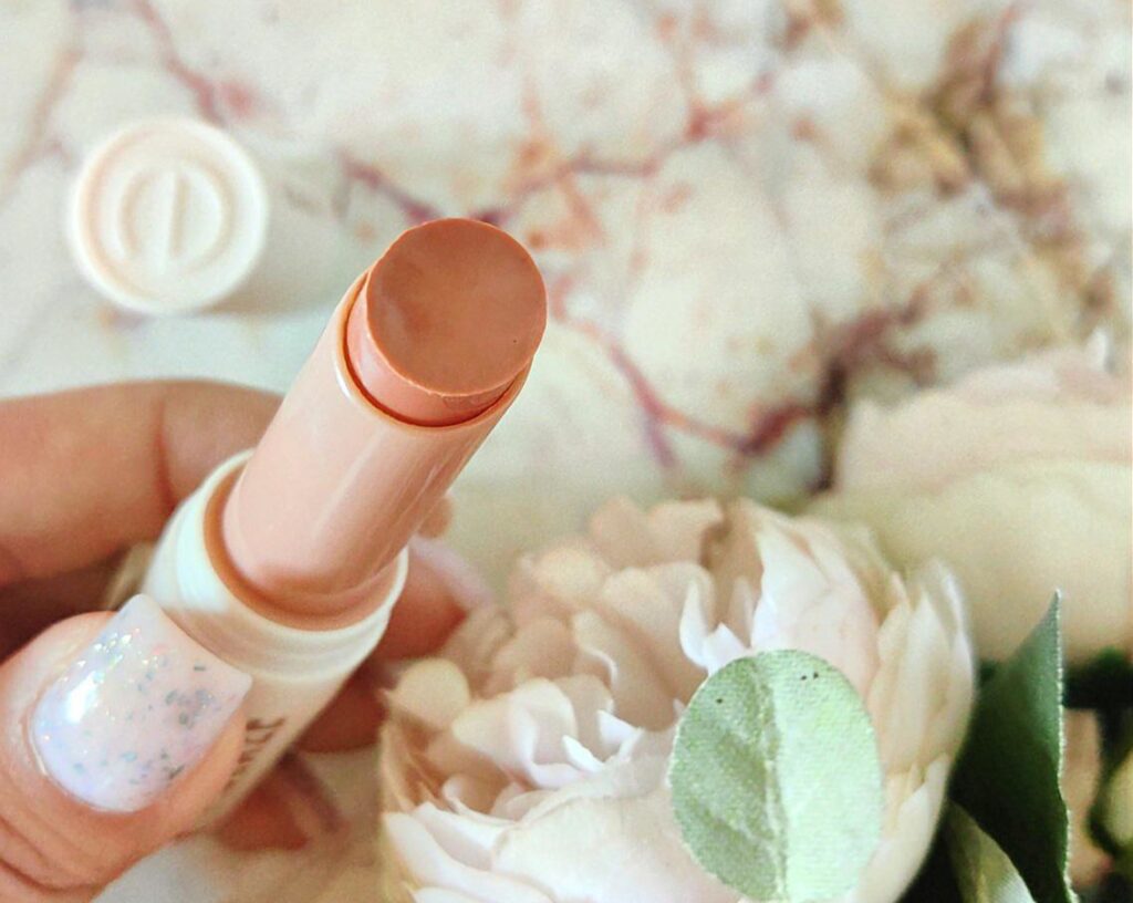 Помада Essence Glossy glaze high shine lipstick