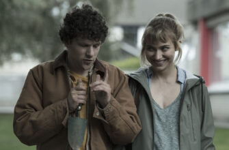 **«Вивариум»: ловушка нормальности под маской идеального дома** «Вивариум» заставил меня задуматься о том, насколько тонка грань между мечтой о стабильной жизни и кошмаром бесконечной рутины. С первых минут фильм погружает в ощущение тревожной чуждости: идеальные домики, безупречные улицы и полное отсутствие живых людей — всё это будто декорации к жизни, которую навязывают, но в которую невозможно по-настоящему вписаться. Главные герои, молодая пара в поисках первого дома, оказываются в лабиринте, где каждая попытка вырваться лишь глубже заводит их в безысходность. Их борьба за свободу превращается в медленное погружение в абсурд, где даже привычные понятия — семья, родительство, безопасность — становятся оружием системы. Этот фильм напомнил мне «Приют» (The Lodge) и «Паразитов» — не сюжетом, а атмосферой психологического давления и критикой социальных норм. Однако, в отличие от них, «Вивариум» идёт дальше: он не просто разоблачает лицемерие «идеальной жизни», а превращает её в настоящую ловушку, из которой нет выхода, даже если ты физически свободен. Здесь нет злодея в человеческом облике — врагом выступает сама структура, система, требующая подчинения любой ценой. Особенно цепляет визуальный стиль: безжизненная зелень, стерильные интерьеры и повторяющийся ландшафт создают эффект сна, из которого не получается проснуться. Актерская игра Имоджен Путс и Джеси Эйзенберга — сдержанная, но наполненная внутренним напряжением — усиливает ощущение ловушки. Интересно, что сценаристы вдохновлялись концепцией «американской мечты» и урбанистическими анклавами, где однотипность домов скрывает однотипность судеб. После просмотра долго не покидало чувство дискомфорта — не от насилия или ужасов, а от узнавания: сколько из нас сами добровольно выбирают собственный «вивариум», думая, что это и есть счастье? Фильм не даёт готовых ответов, но заставляет пересмотреть свои представления о нормальной жизни, безопасности и свободе выбора.