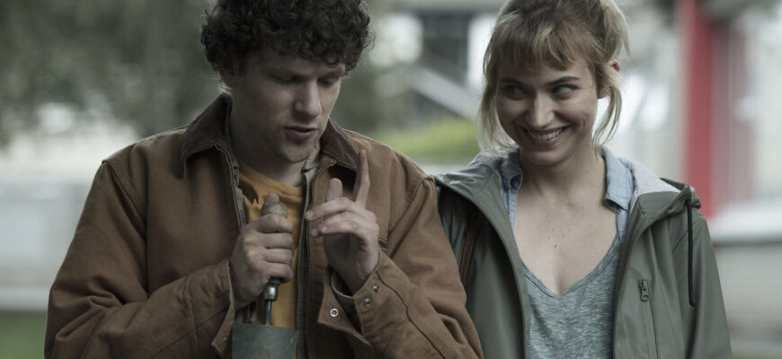 **«Вивариум»: ловушка нормальности под маской идеального дома** «Вивариум» заставил меня задуматься о том, насколько тонка грань между мечтой о стабильной жизни и кошмаром бесконечной рутины. С первых минут фильм погружает в ощущение тревожной чуждости: идеальные домики, безупречные улицы и полное отсутствие живых людей — всё это будто декорации к жизни, которую навязывают, но в которую невозможно по-настоящему вписаться. Главные герои, молодая пара в поисках первого дома, оказываются в лабиринте, где каждая попытка вырваться лишь глубже заводит их в безысходность. Их борьба за свободу превращается в медленное погружение в абсурд, где даже привычные понятия — семья, родительство, безопасность — становятся оружием системы. Этот фильм напомнил мне «Приют» (The Lodge) и «Паразитов» — не сюжетом, а атмосферой психологического давления и критикой социальных норм. Однако, в отличие от них, «Вивариум» идёт дальше: он не просто разоблачает лицемерие «идеальной жизни», а превращает её в настоящую ловушку, из которой нет выхода, даже если ты физически свободен. Здесь нет злодея в человеческом облике — врагом выступает сама структура, система, требующая подчинения любой ценой. Особенно цепляет визуальный стиль: безжизненная зелень, стерильные интерьеры и повторяющийся ландшафт создают эффект сна, из которого не получается проснуться. Актерская игра Имоджен Путс и Джеси Эйзенберга — сдержанная, но наполненная внутренним напряжением — усиливает ощущение ловушки. Интересно, что сценаристы вдохновлялись концепцией «американской мечты» и урбанистическими анклавами, где однотипность домов скрывает однотипность судеб. После просмотра долго не покидало чувство дискомфорта — не от насилия или ужасов, а от узнавания: сколько из нас сами добровольно выбирают собственный «вивариум», думая, что это и есть счастье? Фильм не даёт готовых ответов, но заставляет пересмотреть свои представления о нормальной жизни, безопасности и свободе выбора.