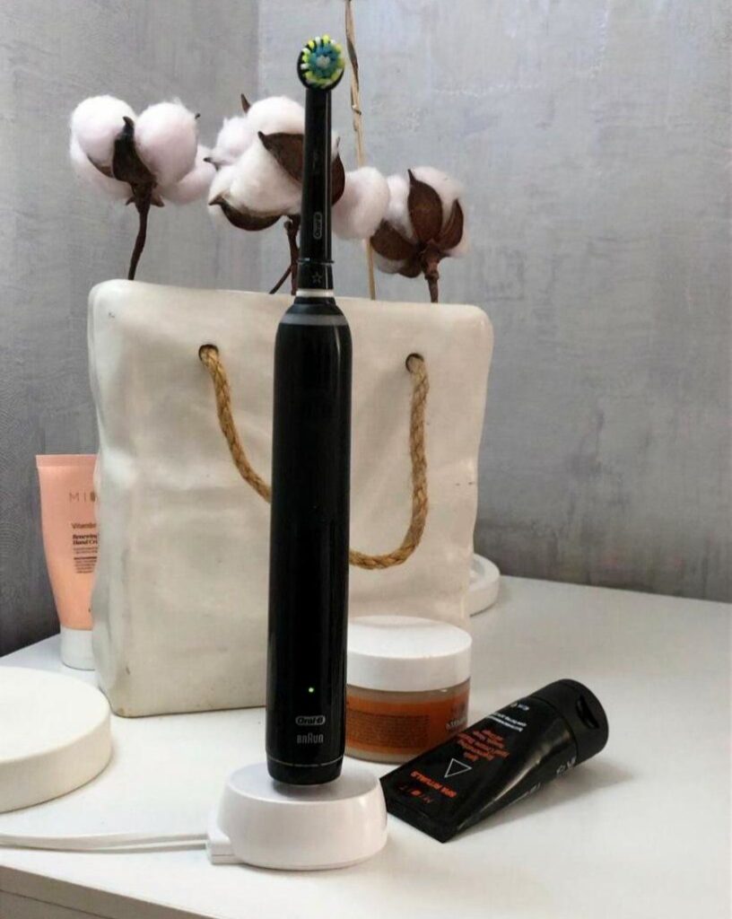 Электрическая зубная щетка Oral-B